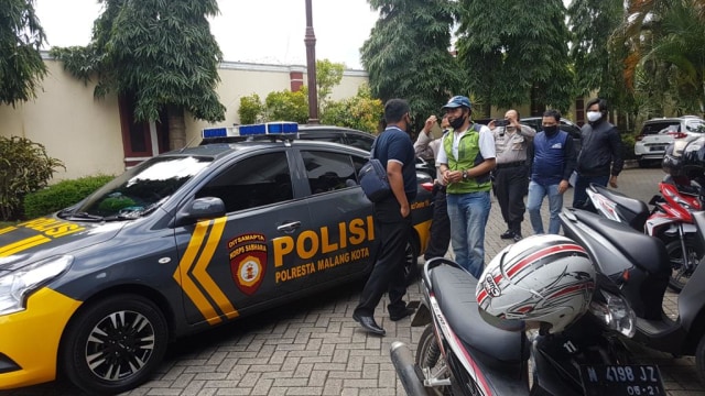 WNA asal Kanada, Khan A Ahmad (jaket hijau bertopi) saat diserahkan kepada Kejaksaan Negeri (Kejari) Kota Malang. Foto: Kantor Imigrasi Kelas I TPI Malang