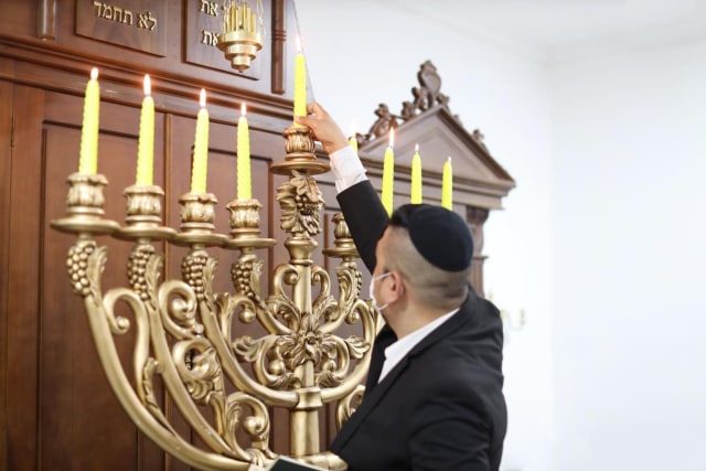 Perayaan Hanukkah umat Yahudi Indonesia di Sinagoge Shaar Hashamayim, Tondano, Kabupaten Minahasa, Sulawesi Utara. Foto: Dok. Istimewa