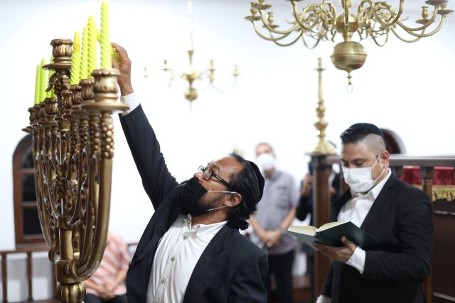 Perayaan Hanukkah umat Yahudi Indonesia di Sinagoge Shaar Hashamayim, Tondano, Kabupaten Minahasa, Sulawesi Utara.
 Foto: Dok. Istimewa