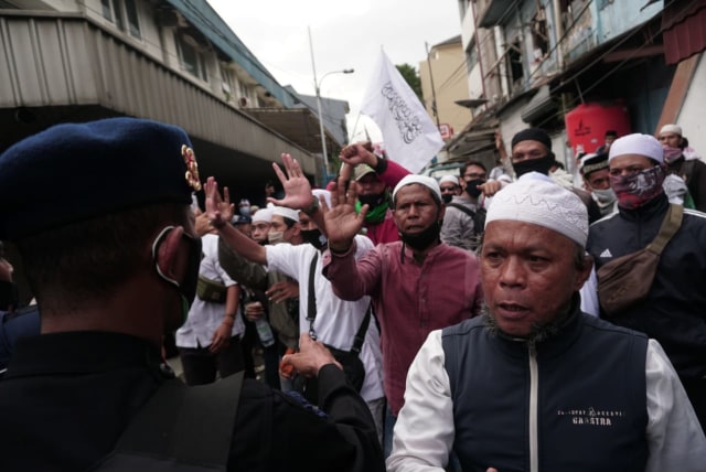 Demonstran adu mulut dengan petugas di kawasan Kebon Jahe, Tanah Abang, Jakarta. Foto: Jamal Ramadhan/kumparan