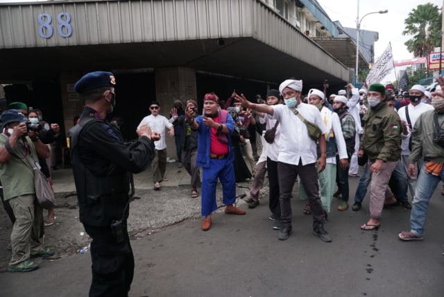 Demonstran adu mulut dengan petugas di kawasan Kebon Jahe, Tanah Abang, Jakarta.
 Foto: Jamal Ramadhan/kumparan