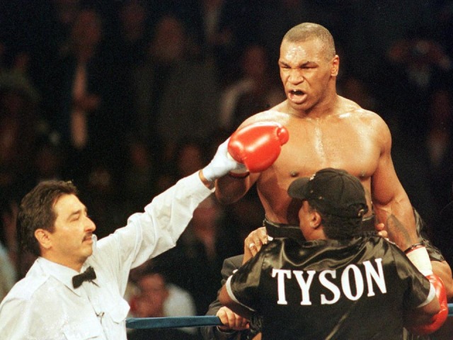 Mike Tyson saat menang TKO melawan Andrew Golota. Foto: AFP
