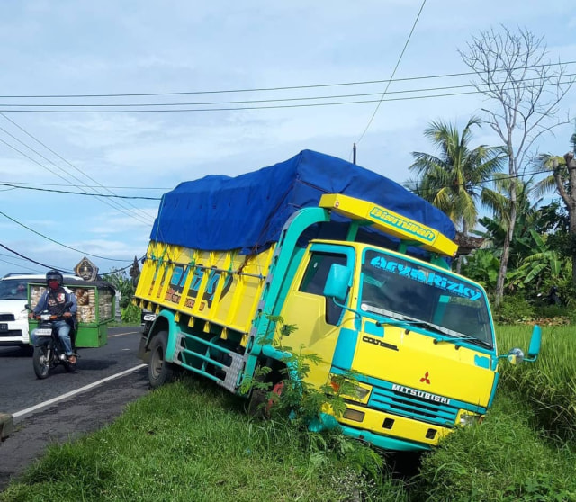 Mobil truk yang terperosok ke selokan gara-gara sopirnya kena prank pocong - IST