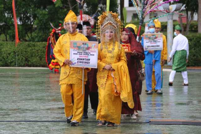 Baju adat paguyuban Kuantan Singingi tampil dalam pawai budaya HUT Kota Batam ke-191. Foto: Rega/kepripedia.com