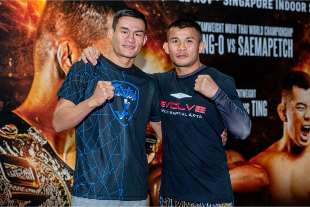Saemapetch Fairtex (kiri) berpose bersama Juara Dunia ONE Bantamweight Muay Thai Nong-O Gaiyanghadao (ONE Championship)