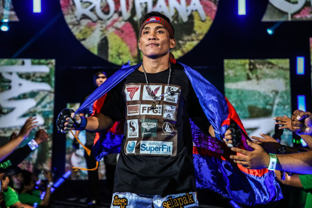 Aksi Chan Rothana saat memasuki arena ONE Championship (ONE Championship)