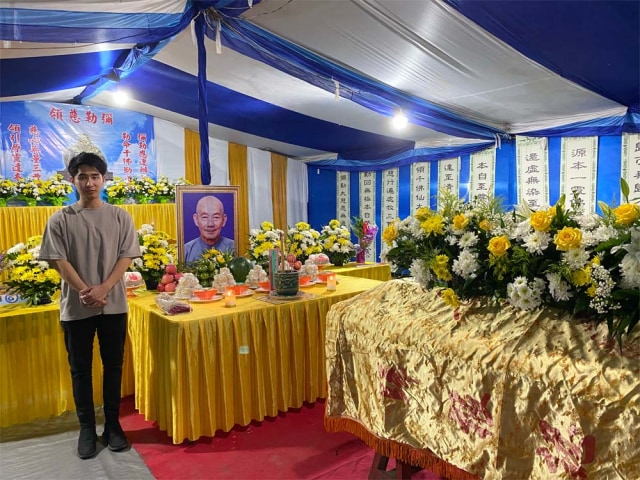 Jusin Clasic saat melayat. Foto: Dok. Jusin Clasic