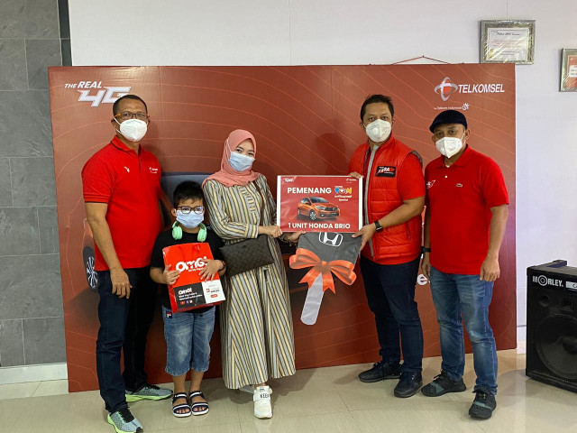 Simbolis penyerahan hadiah program Undi-Undi Hepi Spesial oleh Executive Vice President East Area Sales Telkomsel Adiwinahyu B. Sigit didampingi General Manager Consumer Sales Telkomsel Regional Kalimantan Ismu Widodo dan Manager Branch Telkomsel Samarinda M. Morhansyah yang diwakili oleh istri pemenang, Anatasya Ayu Sagita. Foto: Dok. Telkomsel