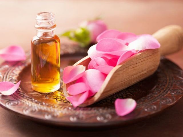 Minyak Mawar dan Bunga Mawar (sumber foto : https://threads.werindia.com/videos/diy-rose-oil-for-skin-and-hair/)