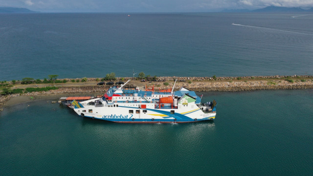 KMP Aceh Hebat 2 tiba di Pelabuhan Ulee Lheue, Banda Aceh, Sabtu (19/12) pagi. Foto: Abdul Hadi/acehkini