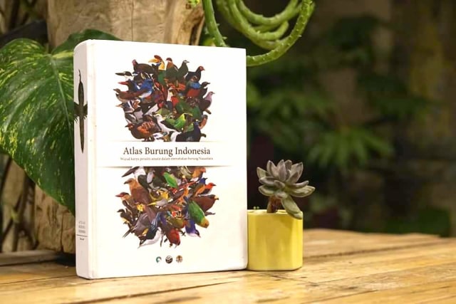 Buku Atlas Burung Indonesia yang merangkum informasi sebaran 739 spesies burung dari total 1771 spesies burung di Indonesia. Foto : Atlas Burung Indonesia