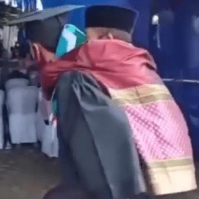 Viral wisudawan di Lampung gendong ayahnya yang lumpuh untuk menghadiri acara wisuda. (Foto: Instagram/@fakta.indo)