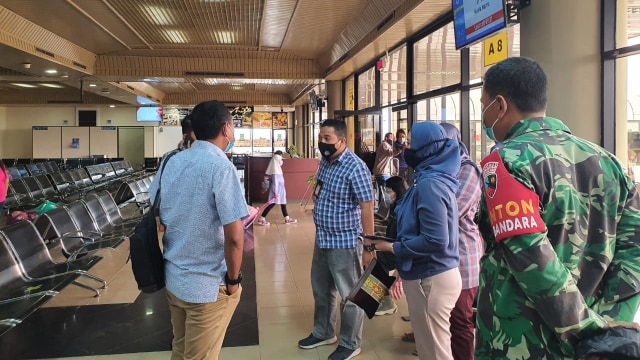 Satgas melakukan pemeriksaan kepada calon penumpang. Foto istimewa