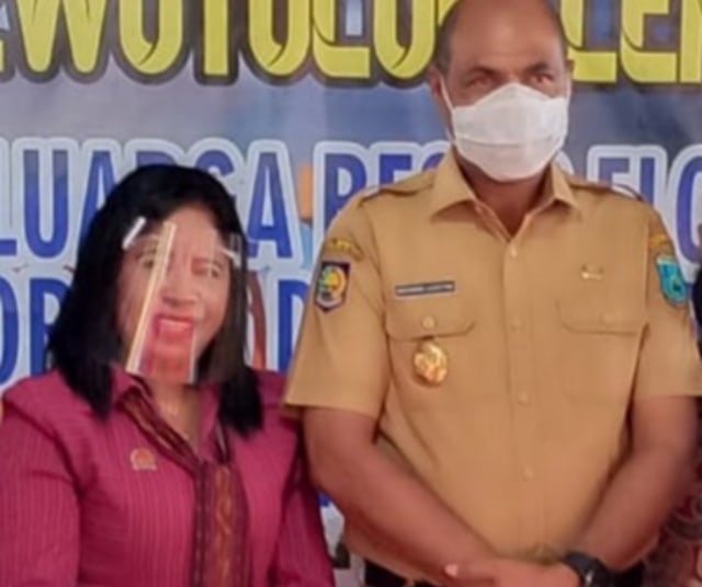 Ety Wukak, pengurus Keluarga Flobamora Kota Sorong, Bersama Wakil Gubernur Papua Barat, Mohamad Lakotani. Foto: Istimewa