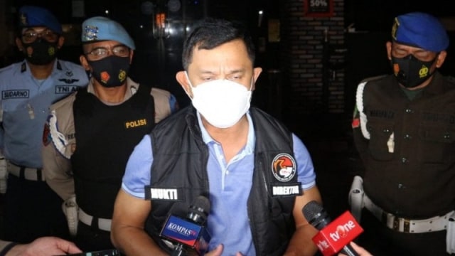 Direktur Reserse Narkoba Polda Metro Jaya Kombes Pol Mukti Juharsa (tengah) berikan keterangan kepada media usai razia protokol kesehatan di Vote Bar, Pantai Indah Kapuk. Foto: Fianda Sjofjan Rassat/Antara