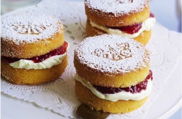 Bolu panggang mini dengan selai strawbery. Sumber: Pinterest