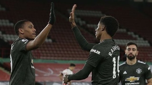 Rashford (tengah) merayakan gol keduanya bersama Martial (kiri) dan Bruno Fernandes (kanan) dalam laga kontra Sheffield United (18/12).