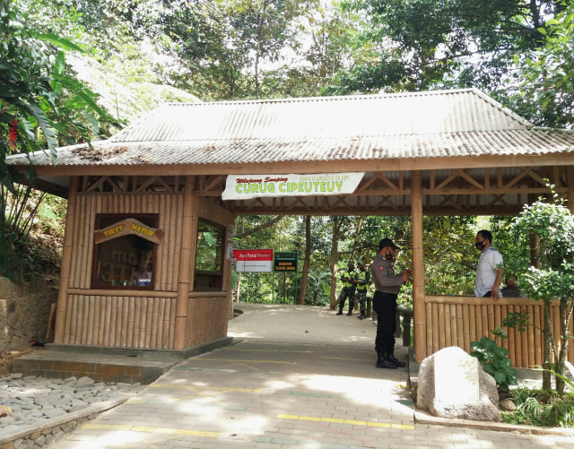 Tampak sejumlah petugas TNI-Polri berjaga-jaga di pintu masuk objek wisata di Kabupaten Majalengka, Jabar. (Oki Kurniawan)