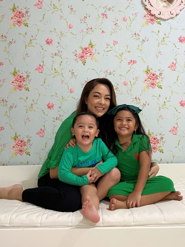 Mengajarkan anak berbagi seperti yang dilakukan Reisa Broto Asmoro. Foto: Dok. Istimewa