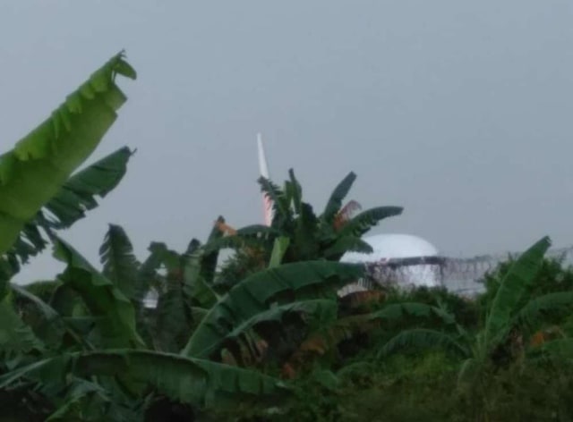 Kondisi pesawat Lion Air jenis Boeing 737-900ER saat keluar lintasan di Bandara Radin Inten II Lampung | Foto: Istimewa