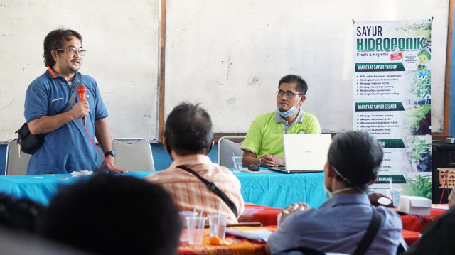 Tampak pemateri dari Pertamina saat memberikan pemaparan pengenai teknik berkebun melalui sistem hidroponik di Indramayu, Jabar. (Ciremaitoday)