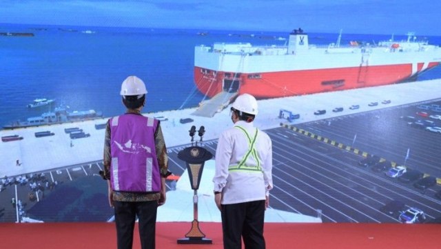 Presiden Jokowi didampingi Sekretaris Kabinet Pramono Anung menyaksikan operasional perdana Pelabuhan Internasional Patimban, Subang, Jawa Barat dari Istana Kepresidenan Bogor, Minggu (20/12). Foto: Biro Pers Sekretariat Presiden