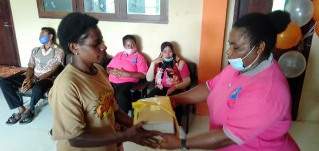 Paskalina.Momo Yekwam sebagai Ketua GOW Tambrauw memberikan bantuan kepada salah satu anak yatim piatu di Fef.