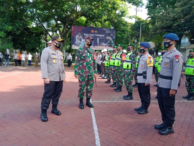 Kapolres Malang AKBP Hendri Umar saat apel gelar pasukan Operasi Lilin Semeru di Mapolres Malang. Foto:Rizal.