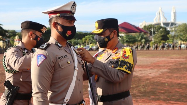 Kapolda Aceh memasang pita tanda operasi kepada salah seorang personel. Dok. Polda Aceh