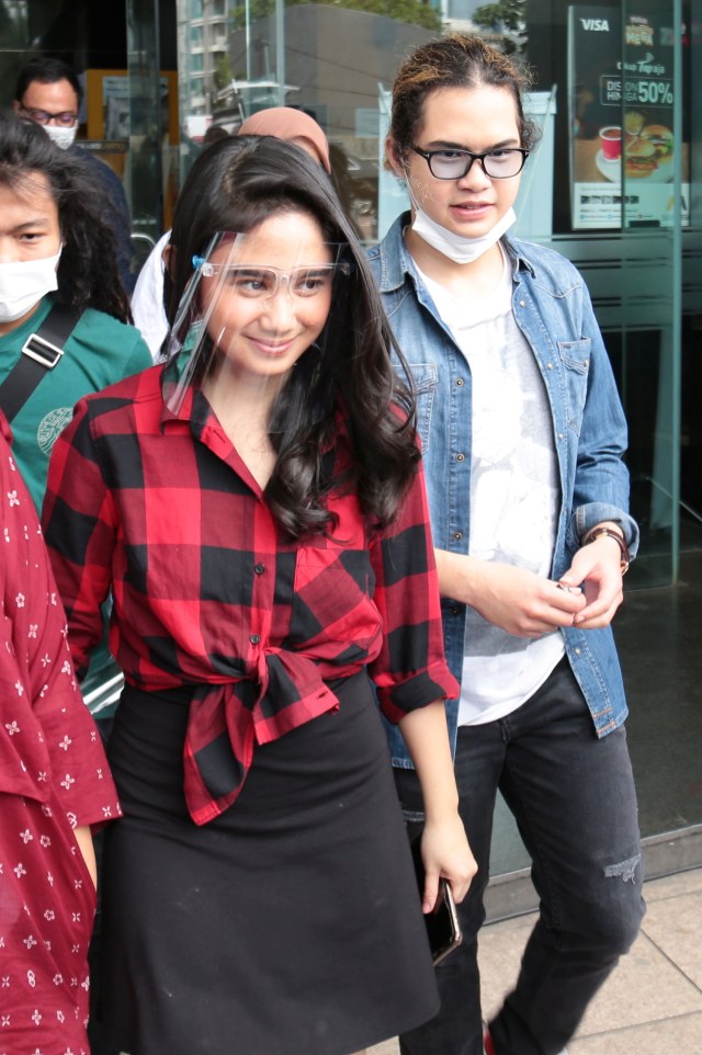 Artis Tissa Biani dan Dul Jaelani saat ditemui dikawasan Tendean, Jakarta, Senin, (21/12).  Foto: Ronny