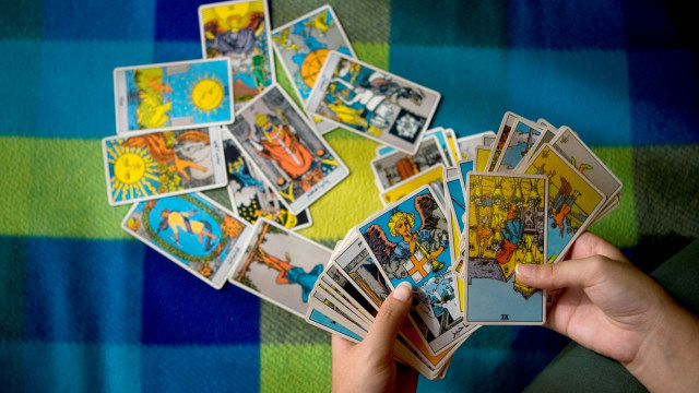 Ilustrasi tebaran kartu tarot. Foto: IRAN-FORTUNES/REUTERS