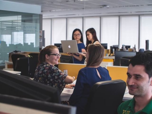 Ilustrasi pelaksanaan prosedur kerja di kantor. Foto: Unsplash.