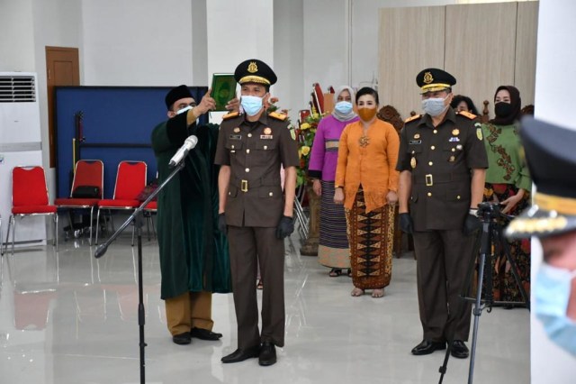 Pengambilan sumpah jabatan Hermon Dekristo sebagai Wakajati Jambi/Kejati Jambi
