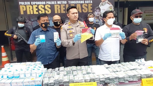 Jumpa pers pengungkapan obat keras di Polsek Cipondoh. Foto: Dok. Istimewa
