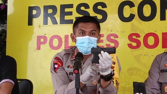 Kapolres Sorkot menunjukkan senpi milik anggota TNI yang diambil tersangka SK, foto : Yanti