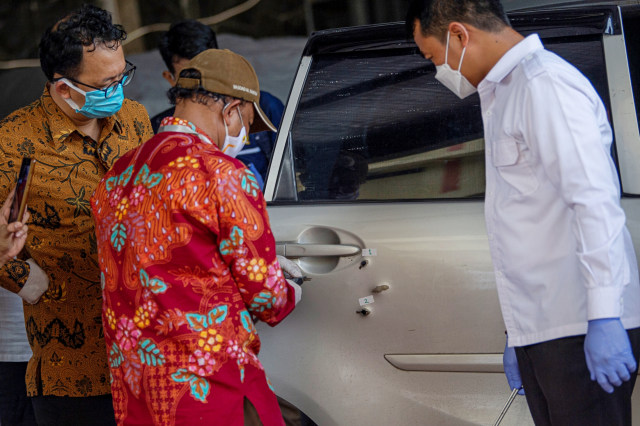 Komisioner Komnas HAM memeriksa satu dari tiga mobil dalam kasus penembakan anggota FPI di Polda Metro Jaya, Jakarta, Senin (21/12). Foto: Aditya Pradana Putra/ANTARA FOTO