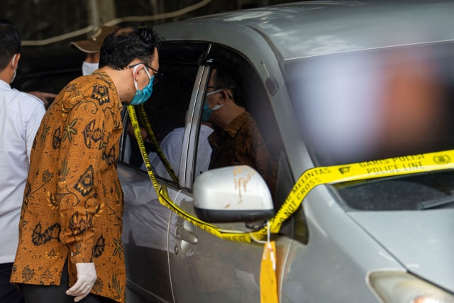 Komisioner Komnas HAM Beka Ulung Hapsara memeriksa satu dari tiga mobil dalam kasus penembakan anggota FPI di Polda Metro Jaya, Jakarta, Senin (21/12). Foto: Aditya Pradana Putra/ANTARA FOTO