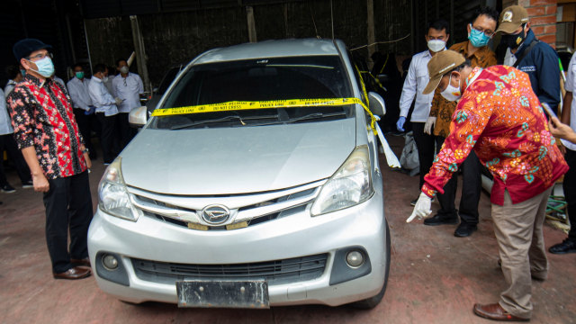 Komisioner Komnas HAM memeriksa salah satu mobil dalam kasus penembakan anggota FPI di Polda Metro Jaya, Jakarta, Senin (21/12). Foto: Aditya Pradana Putra/ANTARA FOTO