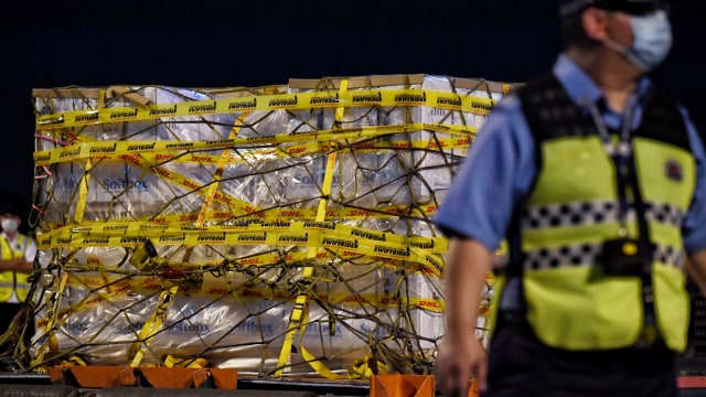 Vaksin corona Pfizer tiba di Singapura, Senin (21/12). Foto: The Straits Times/Kua Chee Siong via REUTERS