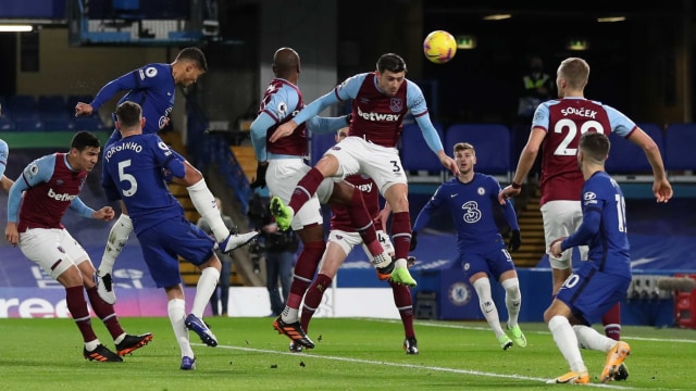 Pertandingan Premier League antara Chelsea melawan West Ham United di Stamford Bridge, London, Inggris, Senin (21/12). Foto: Pool via REUTERS/Catherine Ivill