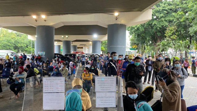 Penumpukan antrean penumpang di Stasiun Gambir, Jakarta. Foto: Dok. Istimewa