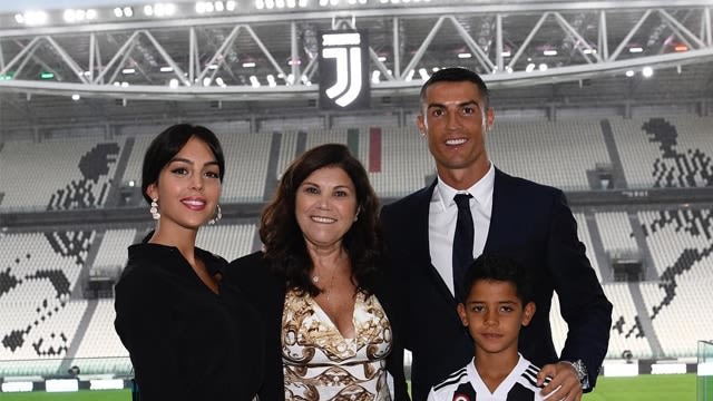 Maria Dolores bersama Ronaldo, Georgina, dan Ronaldo Jr. Foto: Instagram/@cristiano
