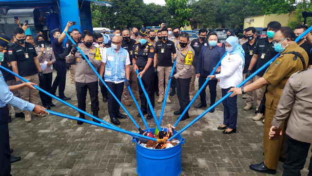 Polda dan BNNP Jabar memusnahkan barang bukti berupa narkotika hingga minuman keras, Selasa (22/12). Foto: Rachmadi Rasyad/kumparan