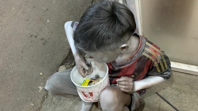 Bocah manusia silver di Pamulang, Tangerang Selatan, yang sumbangkan sebagian penghasilannya untuk kasih makan kucing.
 Foto: Dok. Bimbim