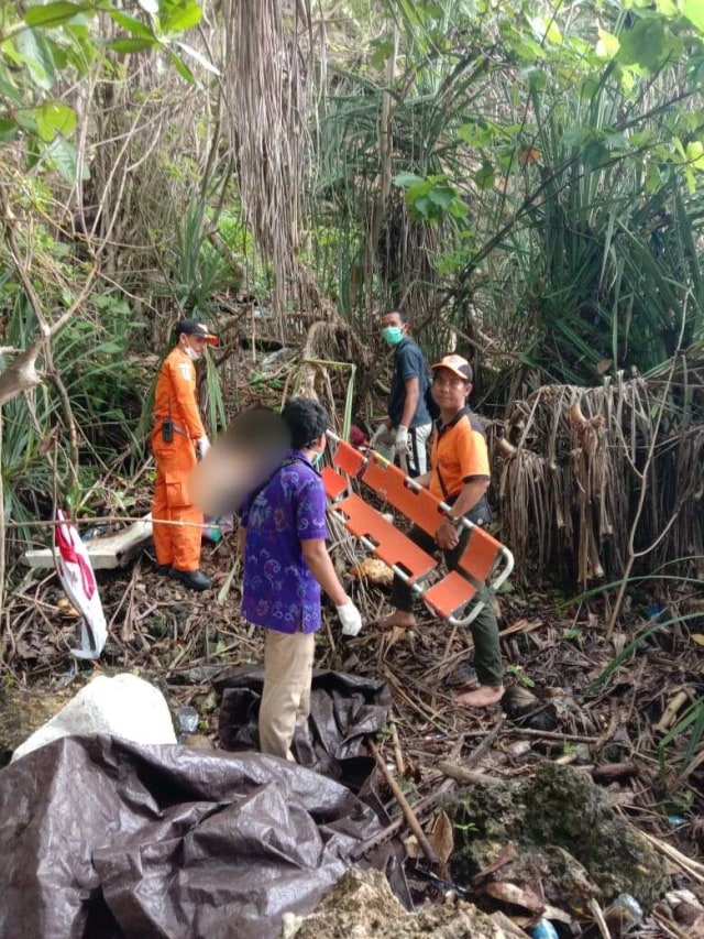 Evakuasi wisatawan yang terpeleset dan jatuh dari anak tangga Tebing Klingking Beach Nusa Penida, Kabupaten Klungkung, Bali. Foto: Basarnas Bali