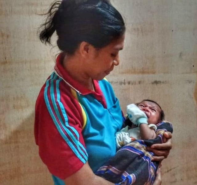 Bayi yang lahir tanpa lubang anus saat bersama ibunya. Foto: Arkadius Togo. 