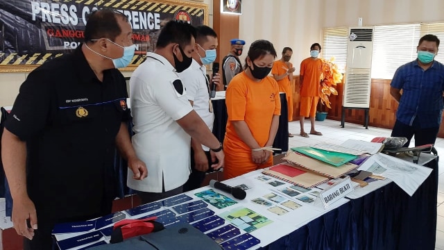 Perempuan berinisial YN (41) di Sleman gelapkan uang perusahaan hingga Rp 8,9 milyar, dihadirkan saat jumpar pers di Mapolres Sleman, Selasa (22/12). Foto: Dok. Istimewa