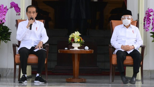 Presiden Joko Widodo didampingi Wakil Presiden Ma'ruf Amin mengumumkan menteri baru kabinet Indonesia Maju di Istana Negara, Jakarta, Selasa (22/12).
 Foto: Muchlis Jr/Biro Pers Sekretariat Presiden