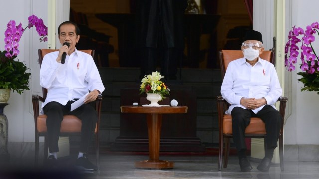 Presiden Joko Widodo didampingi Wakil Presiden Ma'ruf Amin mengumumkan menteri baru kabinet Indonesia Maju di Istana Negara, Jakarta, Selasa (22/12).
Foto: Muchlis Jr/Biro Pers Sekretariat Presiden