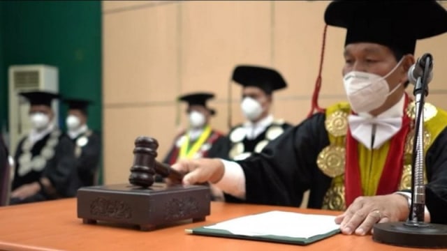 Rektor Universitas Sumatera Utara Prof Dr Runtung Sitepu, SH (kanan) membuka sidang acara wisuda 867 Sarjana USU se Periode I TA 2020/2021. Foto: ANTARA